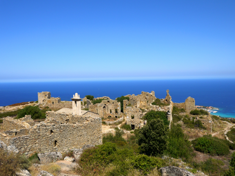 Occi, village abandonné à 1/2 heure de grimpette de la côte !