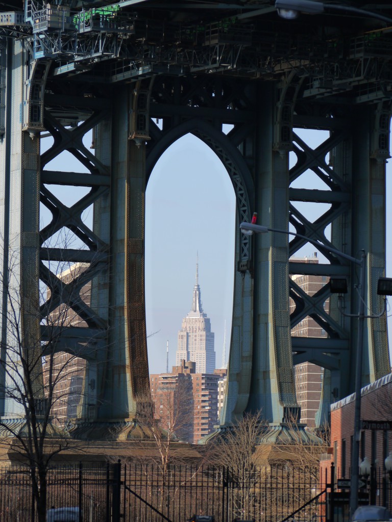 Manhattan bridge, Brooklyn (au fond, l'Empire state building)