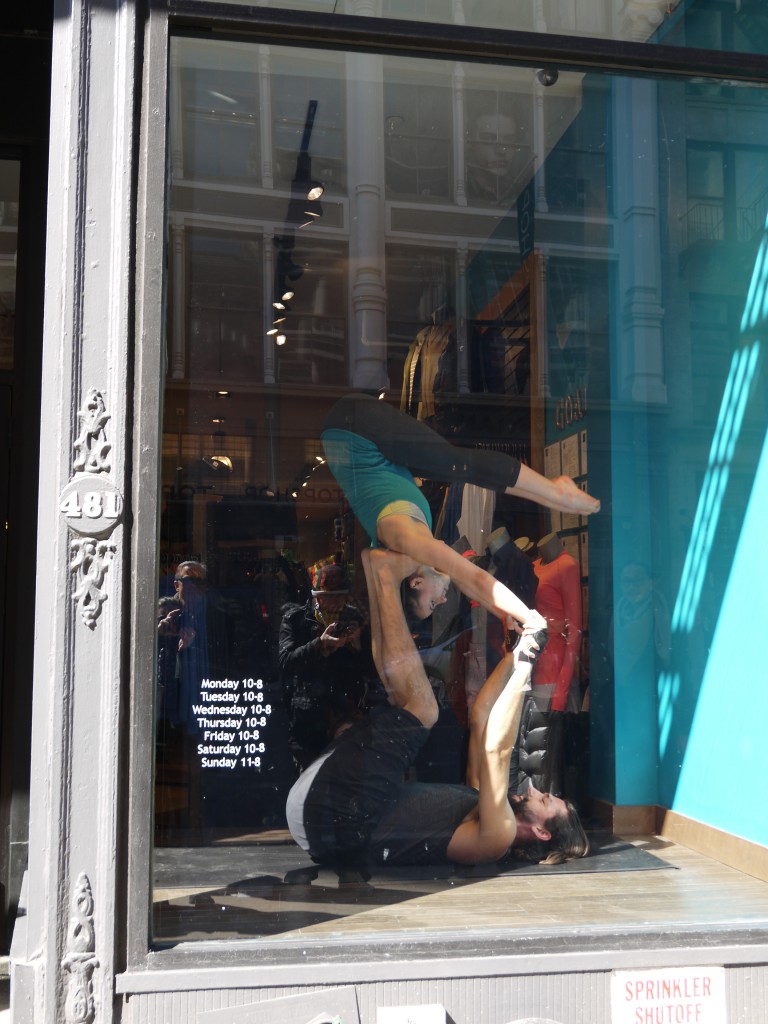 Boutique d'articles de sport avec des exhibitions dans la vitrine à SoHo