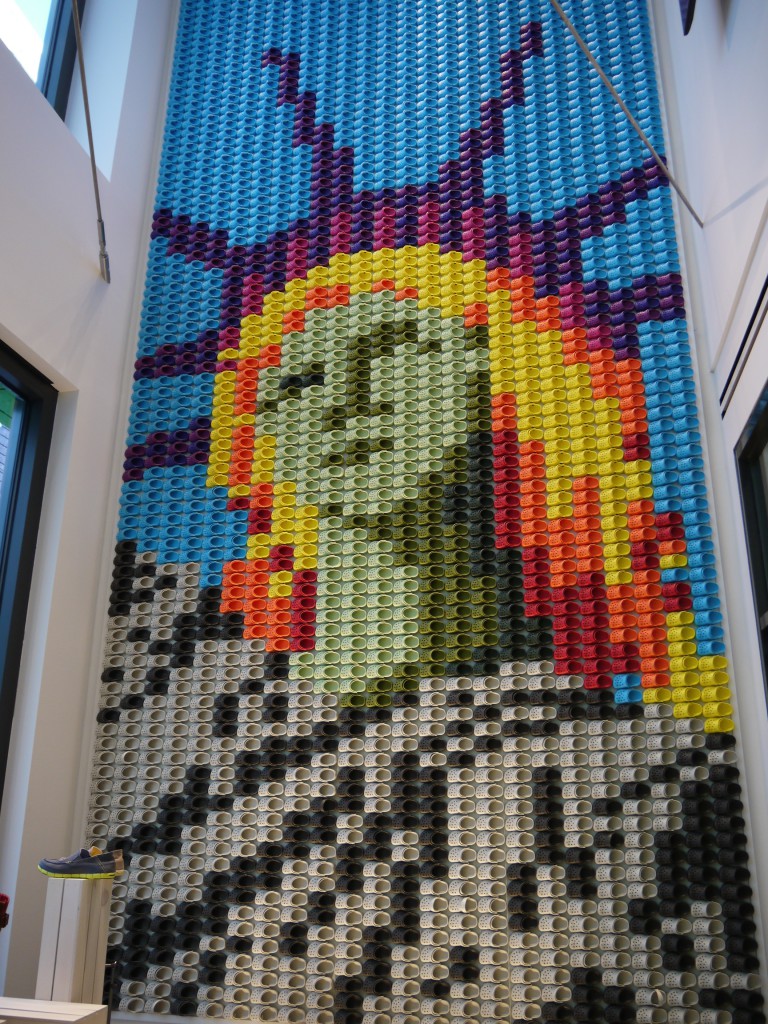 La Statue de la liberté en chaussures Crocs, au Crocs store