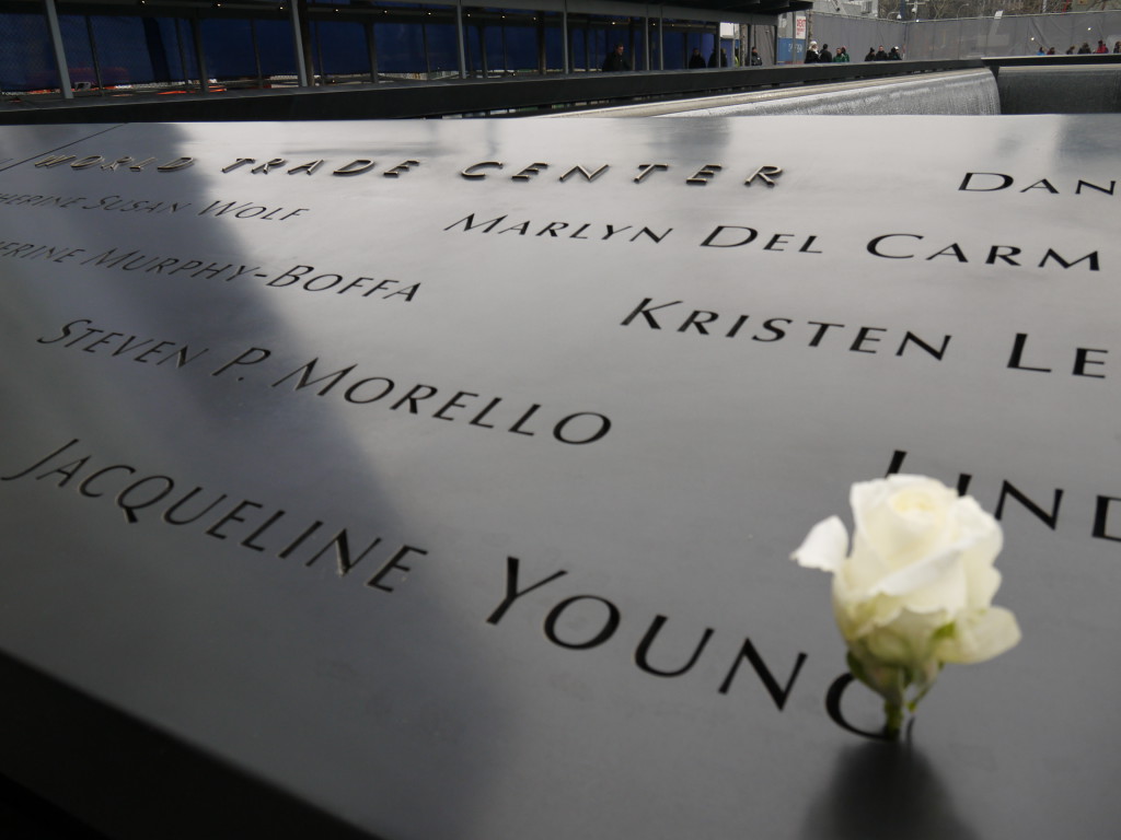 Memorial du 11 septembre 2001 - les noms des 3000 victimes des attentats sont gravés autour des bassins qui occupent l'emplacement exact des tins towers.