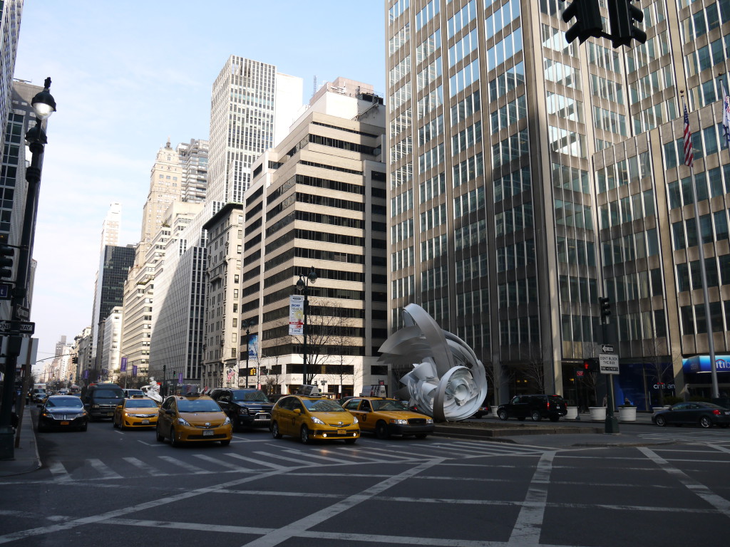 Buildings et taxis jaunes