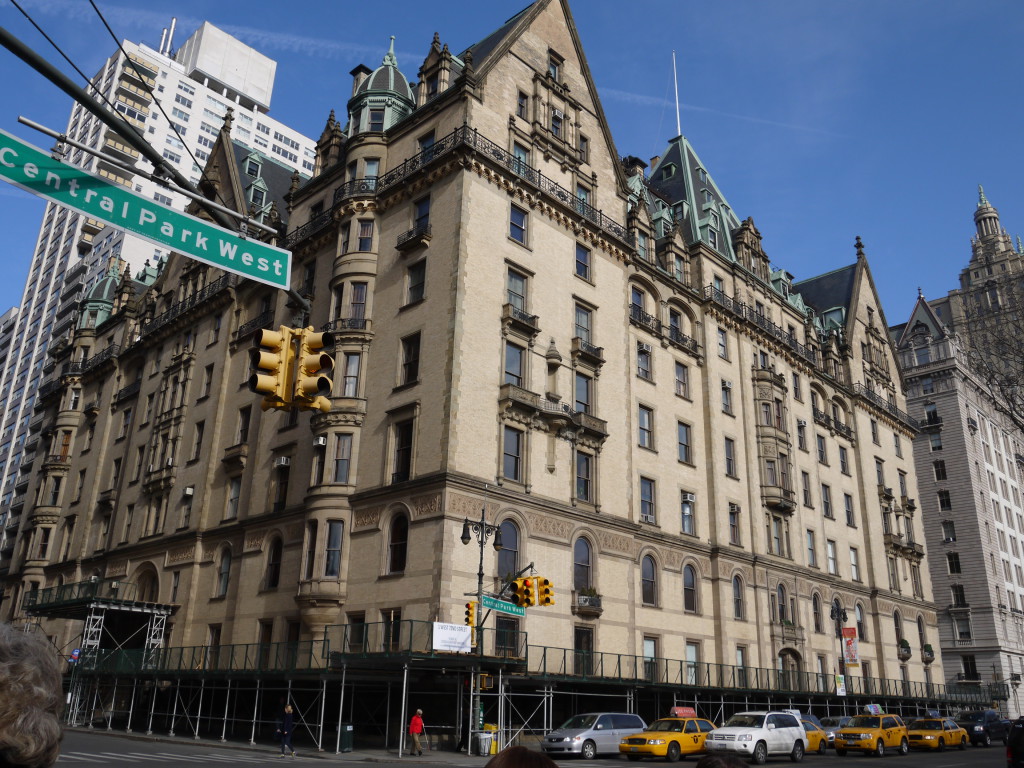 Central park west - le Dakota, l'immeuble où vivait et devant lequel a été assassiné John Lennon.