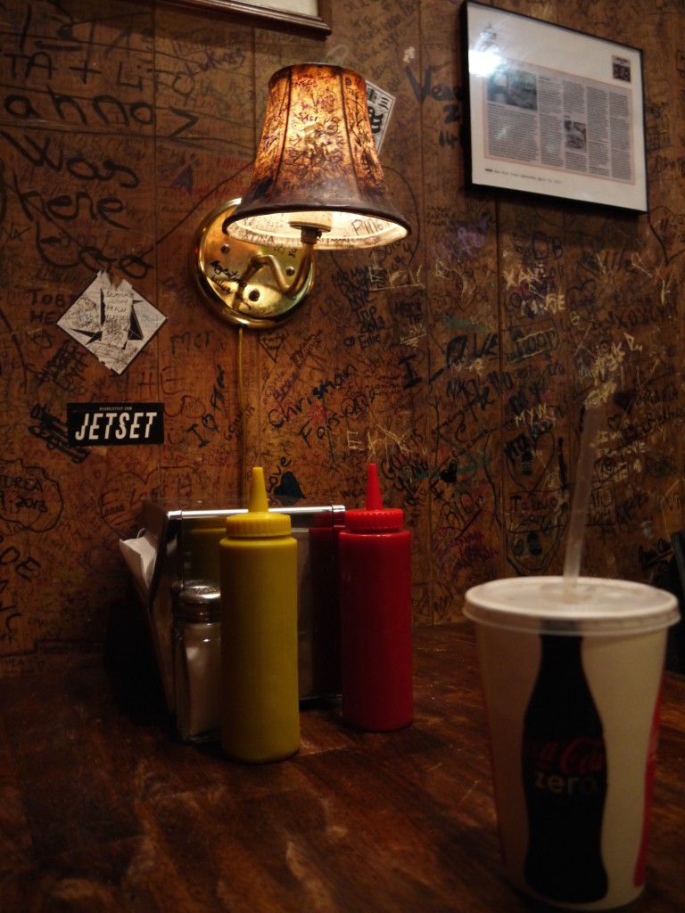 Les murs et même les lampes du Burger Joint sont tagués